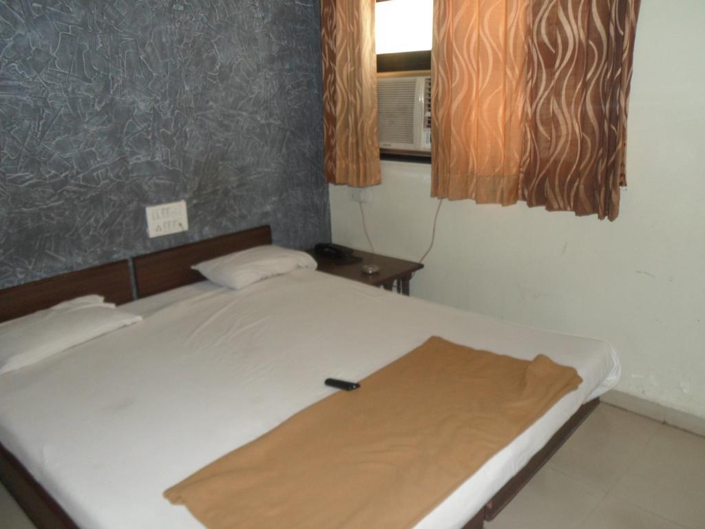 Hotel Atithi Ahmedabad Exterior foto