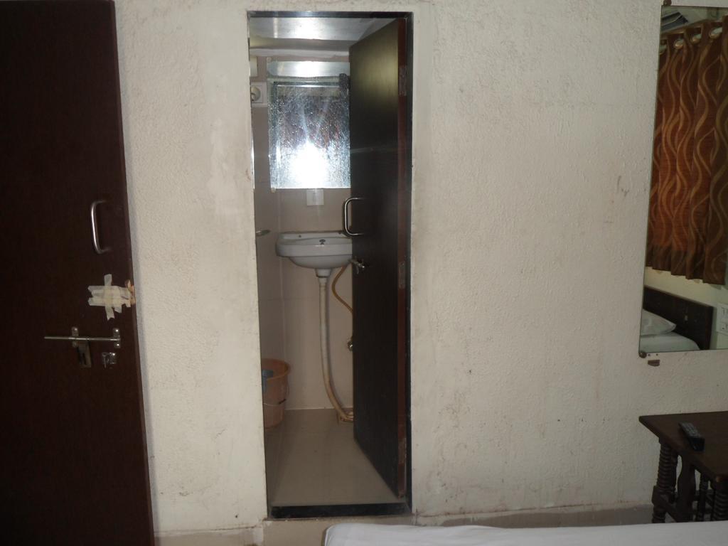 Hotel Atithi Ahmedabad Exterior foto