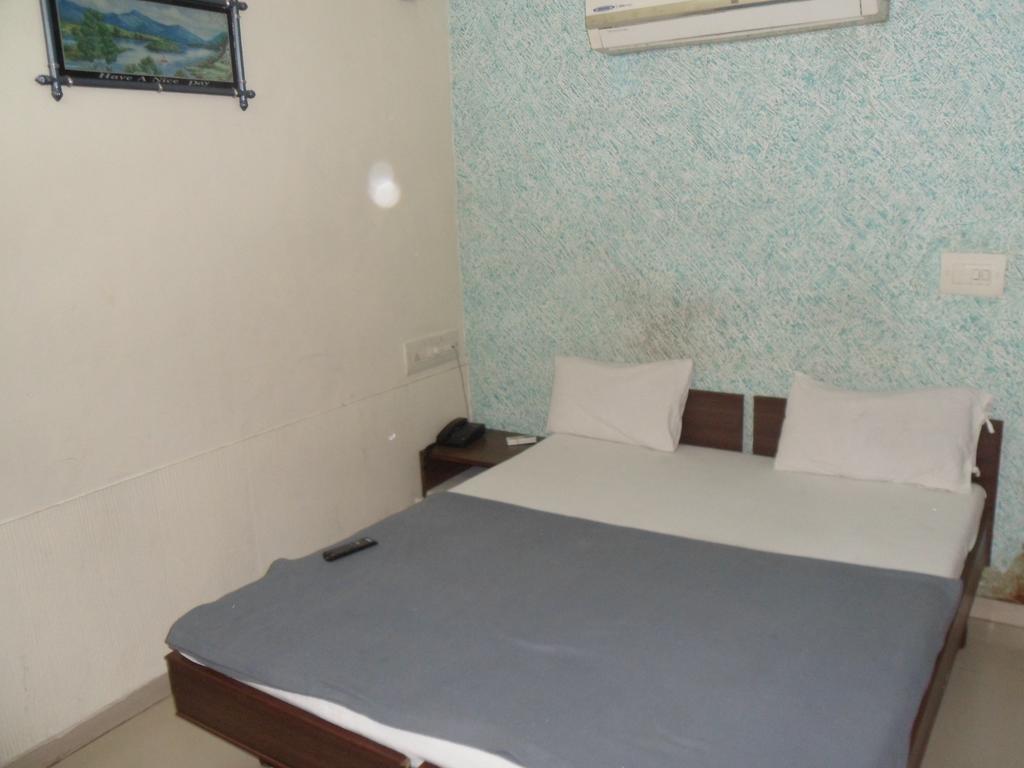 Hotel Atithi Ahmedabad Habitación foto
