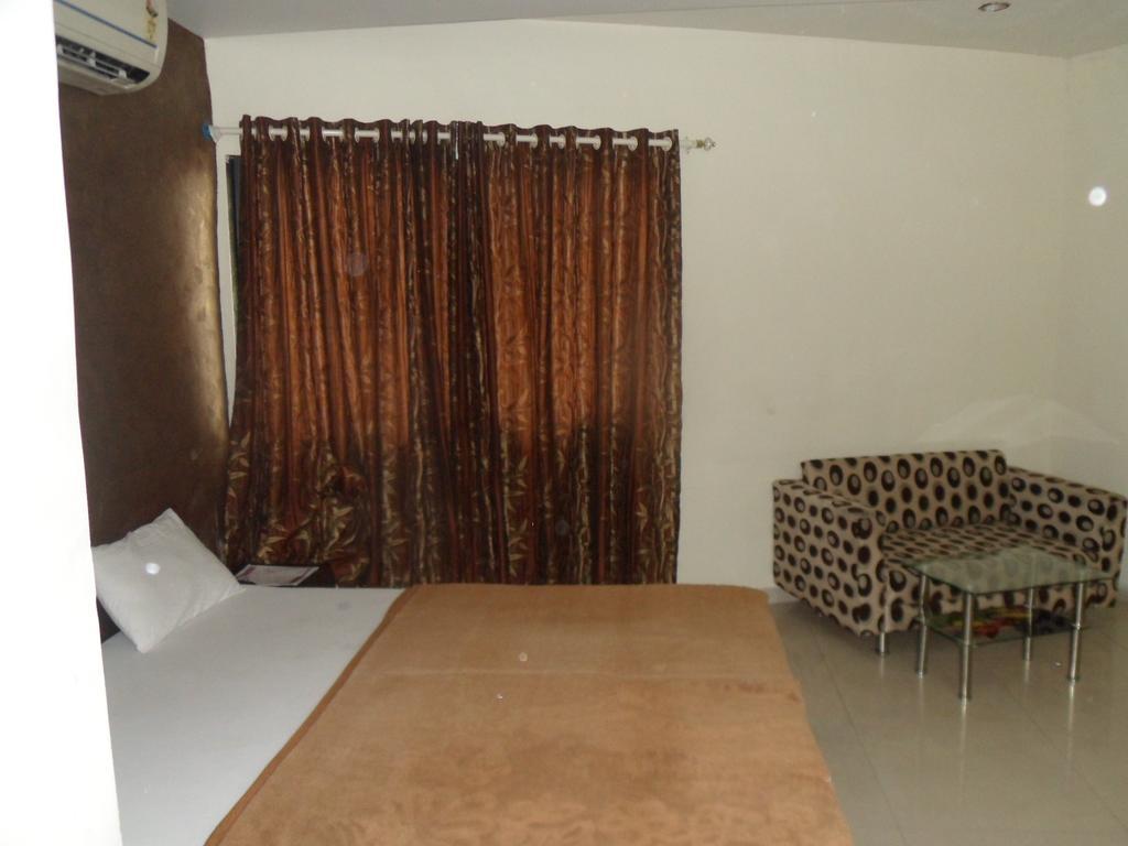 Hotel Atithi Ahmedabad Habitación foto
