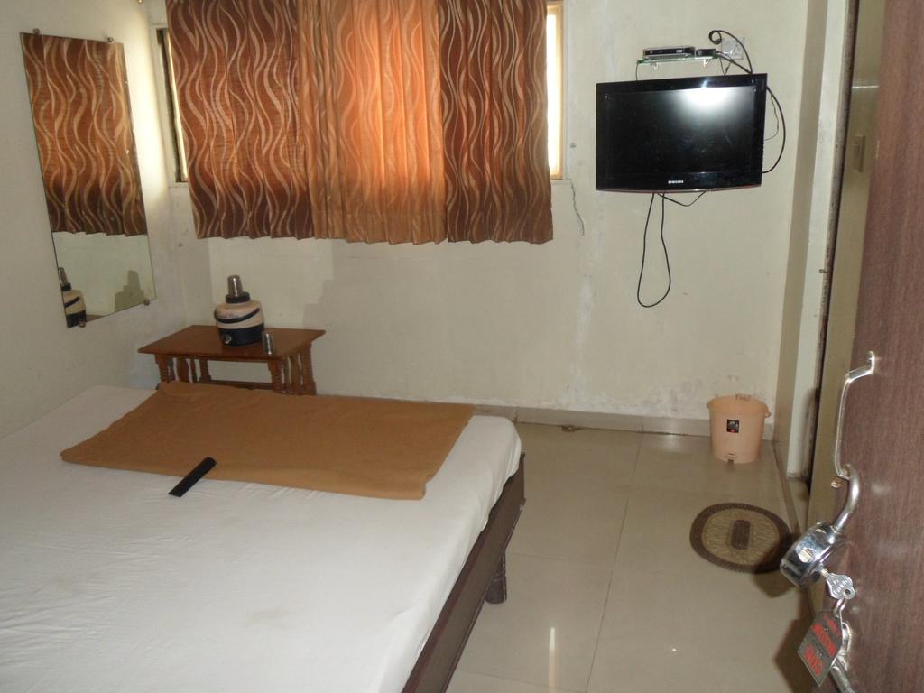 Hotel Atithi Ahmedabad Habitación foto