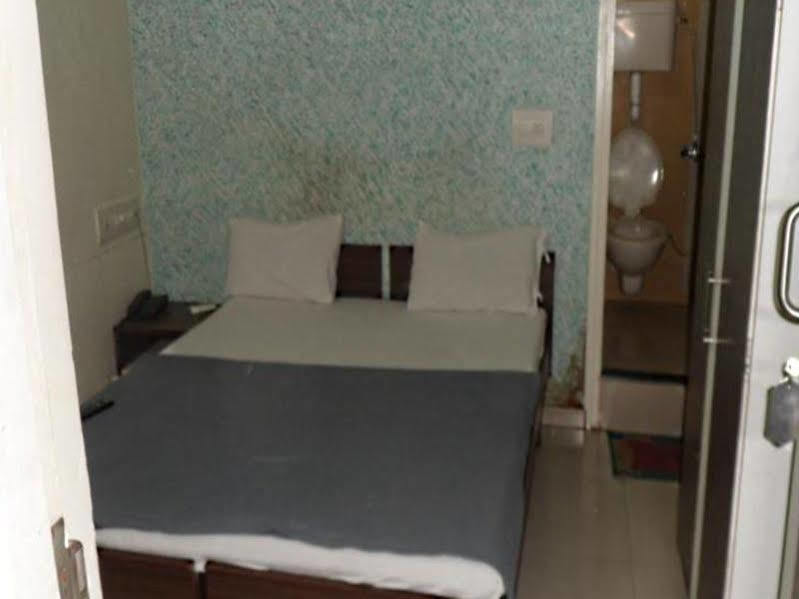 Hotel Atithi Ahmedabad Exterior foto